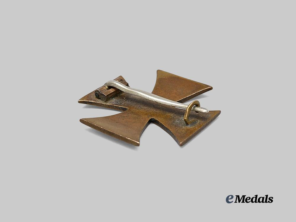 braunschweig,_duchy._a_war_merit_cross_i_class,_privately-_purchased_example_e_medals__g63692_4