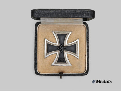 germany,_wehrmacht._a1939_iron_cross_i_class,_crunch_bead_variant,_with_case_e_medals__g63756_3