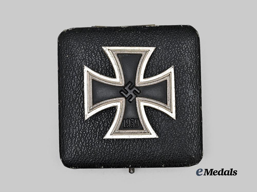 germany,_wehrmacht._a1939_iron_cross_i_class,_crunch_bead_variant,_with_case_e_medals__g63756_4
