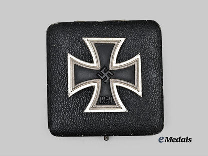germany,_wehrmacht._a1939_iron_cross_i_class,_crunch_bead_variant,_with_case_e_medals__g63756_4