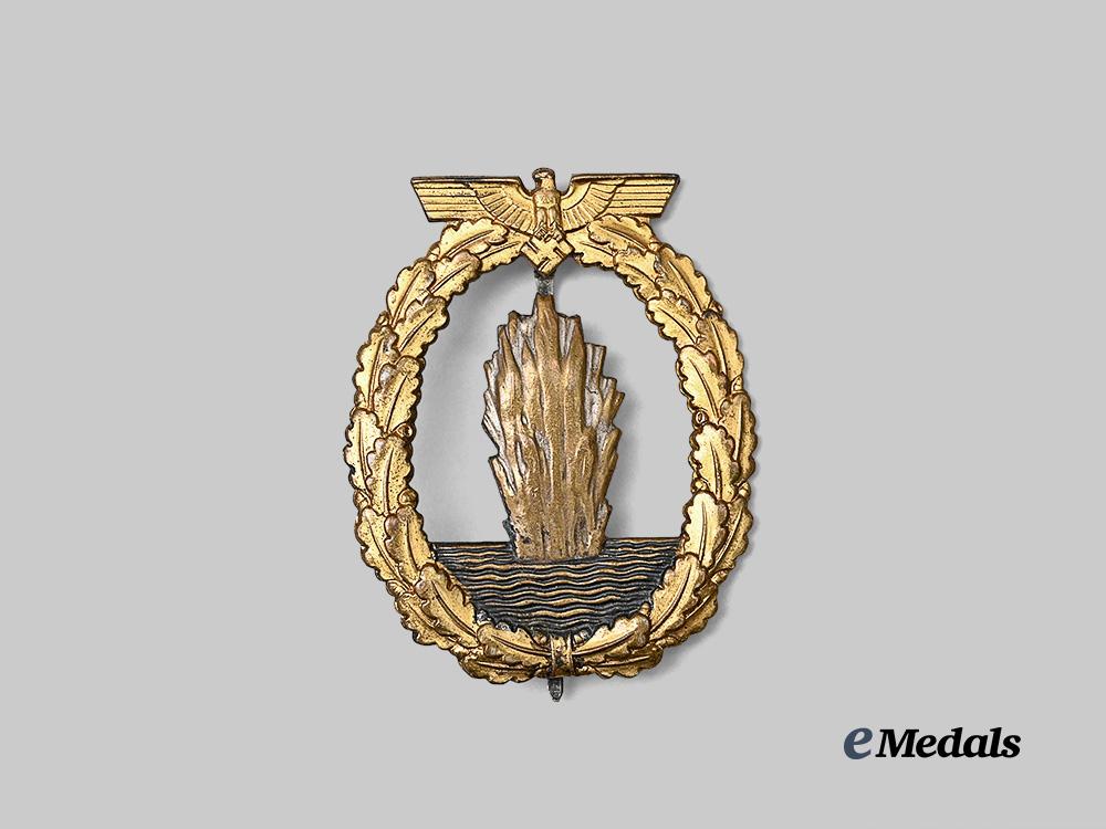 germany,_kriegsmarine._a_minesweeper_war_badge,_variation2,_by_schwerin_e_medals__g63774_2