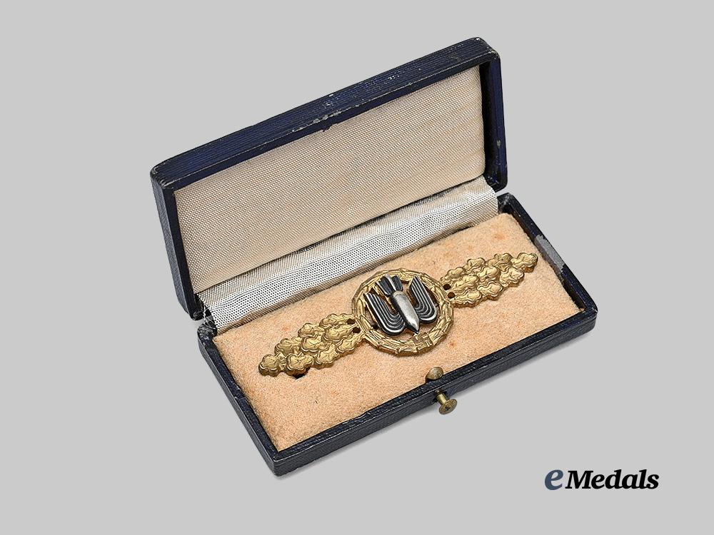 germany,_luftwaffe._a_bomber_clasp,_gold_grade_with_case,_by_c._e._juncker_e_medals__g63783_3