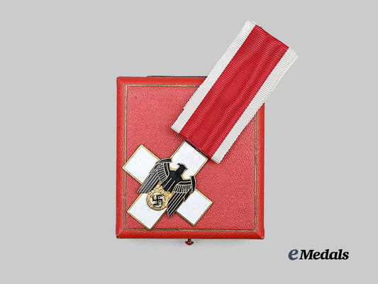 germany,_third_reich._a_rare_and_mint_german_social_welfare_decoration,_i_i_i_class_with_case,_by_godet_e_medals__g63802_5