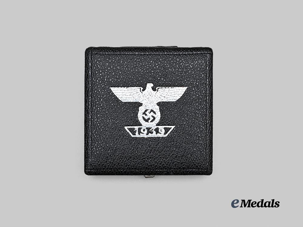 germany,_wehrmacht._a_mint1939_clasp_to_the_iron_cross_i_class,_complete_cased_type_a_set,_by_b._h._mayer_e_medals__g63852_4