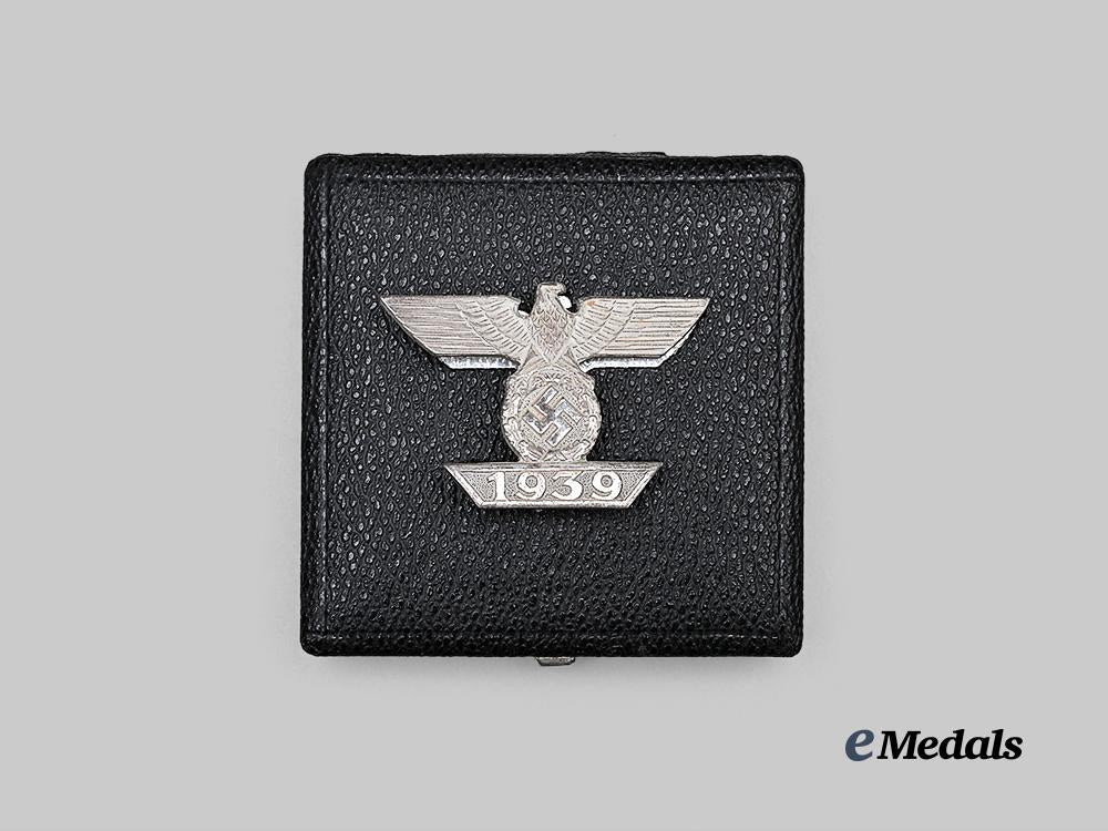 germany,_wehrmacht._a_mint1939_clasp_to_the_iron_cross_i_class,_complete_cased_type_a_set,_by_b._h._mayer_e_medals__g63852_6