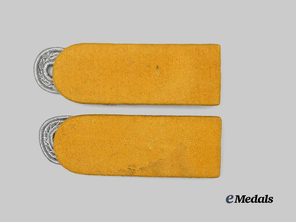 germany,_luftwaffe._a_set_of_flight_personnel/_fallschirmjäger_obersleutnant_shoulder_boards_e_medals__g63853_3