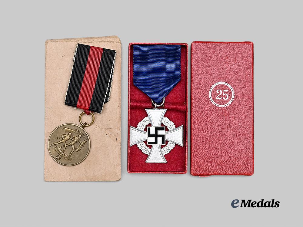 germany,_third_reich._a_pair_of_cased_and_mint_awards_for_civil_and_occupation_service_e_medals__g63876_3