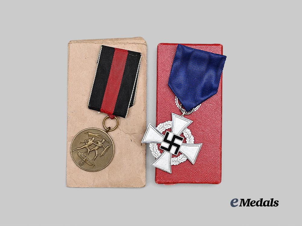 germany,_third_reich._a_pair_of_cased_and_mint_awards_for_civil_and_occupation_service_e_medals__g63876_4