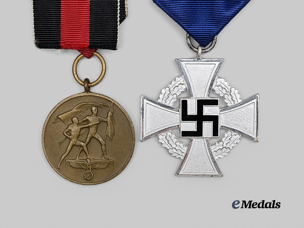 germany,_third_reich._a_pair_of_cased_and_mint_awards_for_civil_and_occupation_service_e_medals__g63876_6