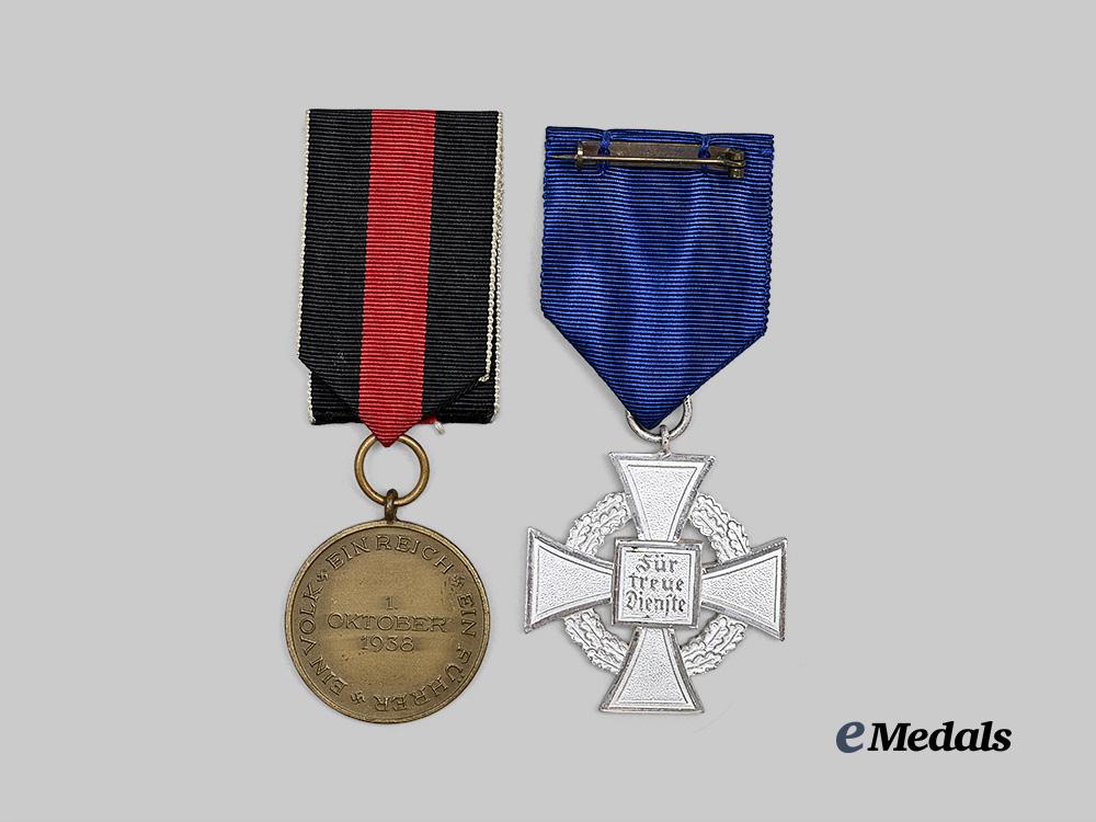 germany,_third_reich._a_pair_of_cased_and_mint_awards_for_civil_and_occupation_service_e_medals__g63876_7