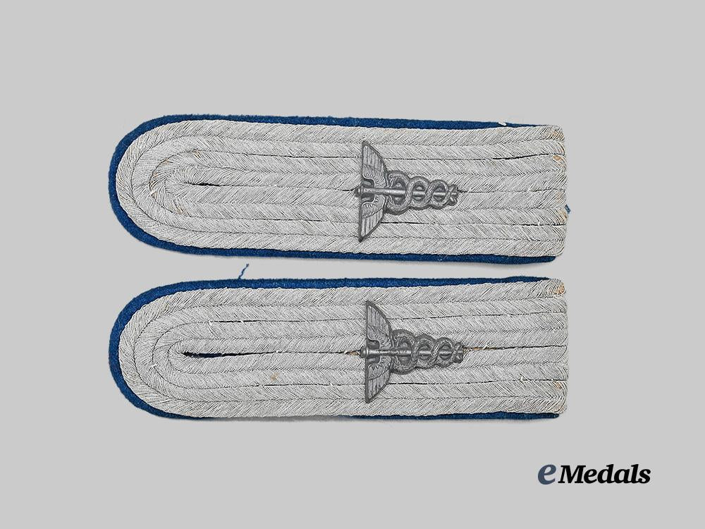 germany,_heer._a_set_of_medical_leutnant_shoulder_boards_e_medals__g63886_2