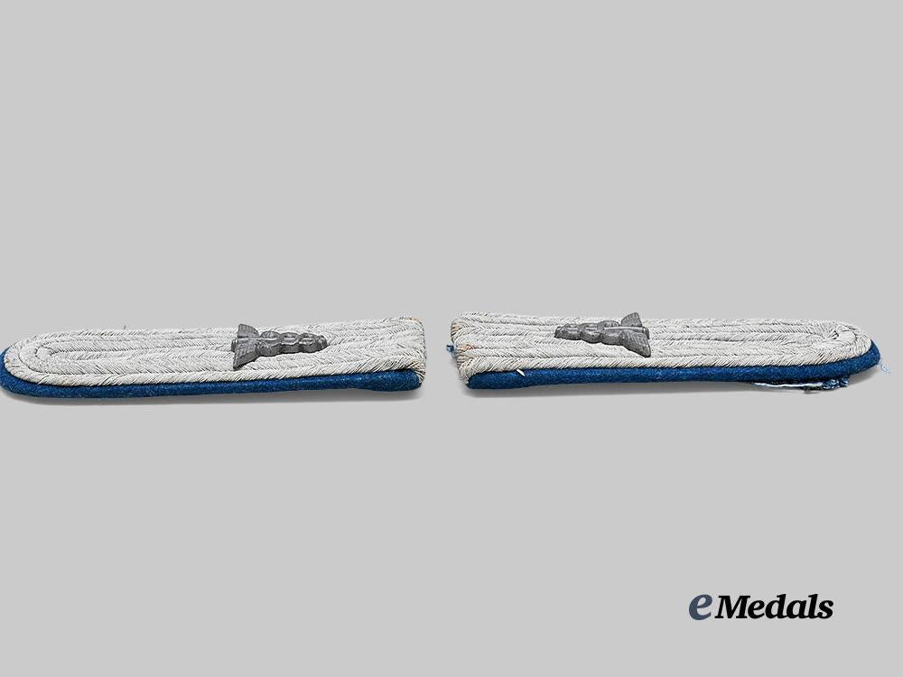 germany,_heer._a_set_of_medical_leutnant_shoulder_boards_e_medals__g63886_4