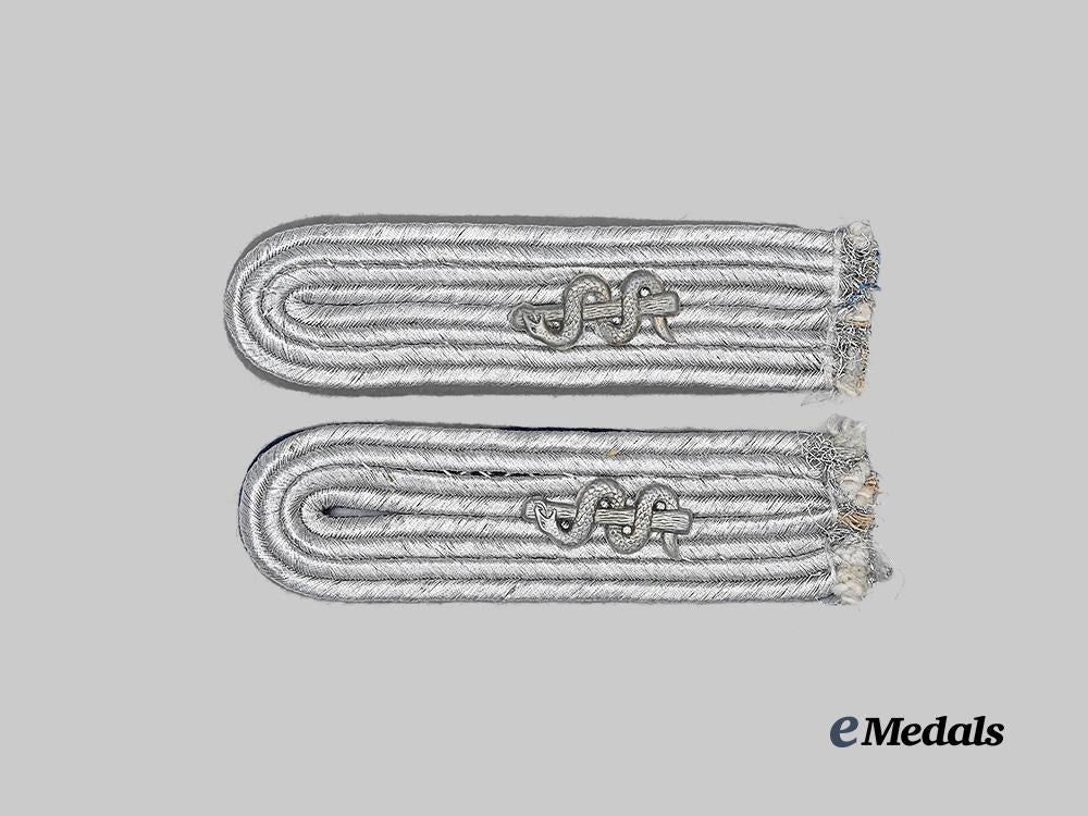 germany,_luftwaffe._a_set_of_medical_leutnant_shoulder_boards_e_medals__g63887_2