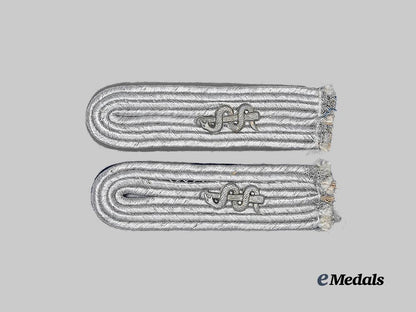 germany,_luftwaffe._a_set_of_medical_leutnant_shoulder_boards_e_medals__g63887_2