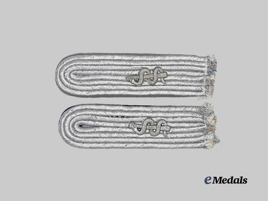 germany,_luftwaffe._a_set_of_medical_leutnant_shoulder_boards_e_medals__g63887_2