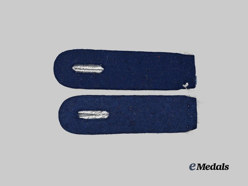germany,_luftwaffe._a_set_of_medical_leutnant_shoulder_boards_e_medals__g63887_3