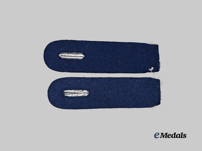 germany,_luftwaffe._a_set_of_medical_leutnant_shoulder_boards_e_medals__g63887_3