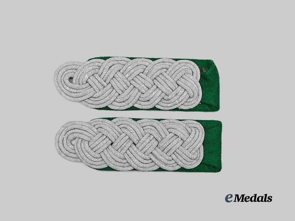 germany,_heer._a_set_of_gebirgsjäger_major_shoulder_boards_e_medals__g63895_2