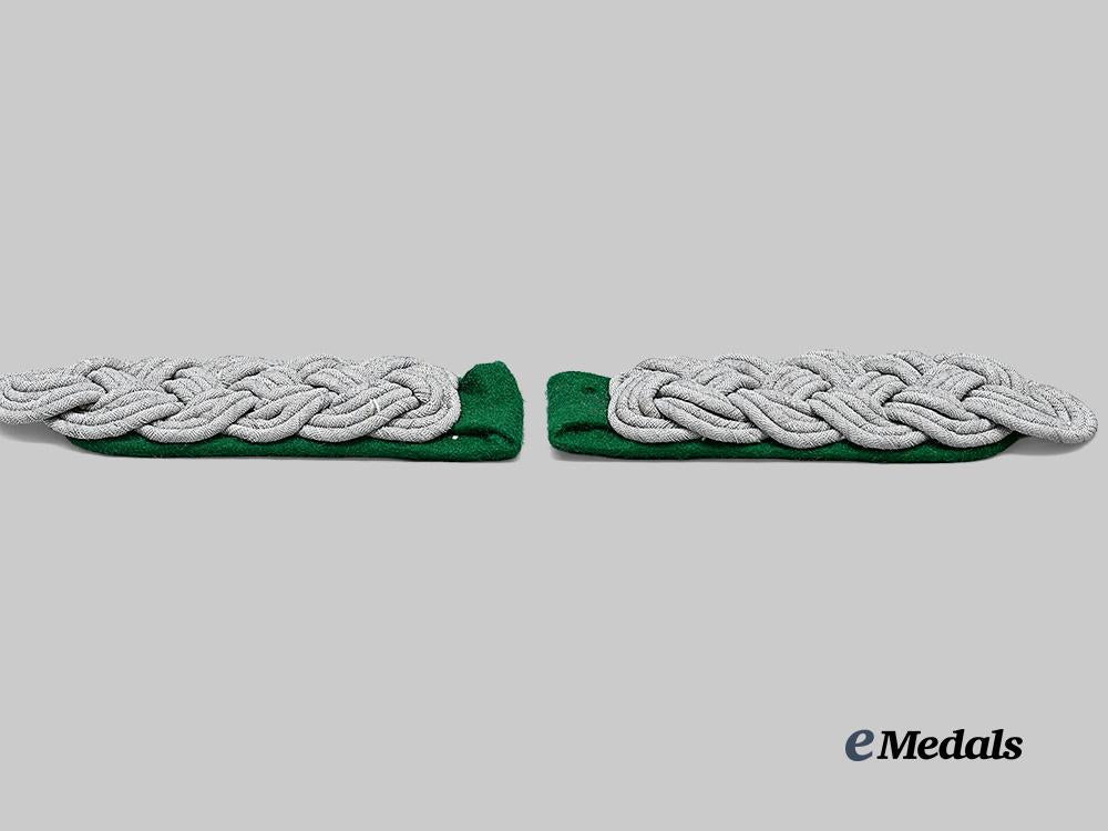 germany,_heer._a_set_of_gebirgsjäger_major_shoulder_boards_e_medals__g63895_4