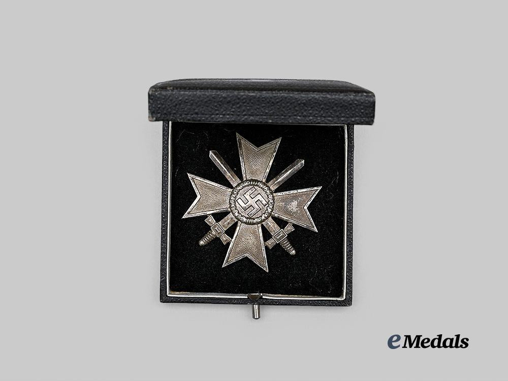 germany,_wehrmacht._a_war_merit_cross_i_class_with_swords,_with_matching_case,_by_deschler&_sohn_e_medals__g63896_3
