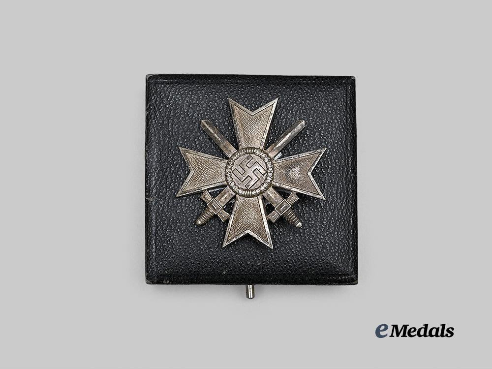 germany,_wehrmacht._a_war_merit_cross_i_class_with_swords,_with_matching_case,_by_deschler&_sohn_e_medals__g63896_4