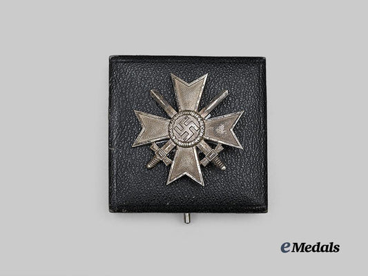 germany,_wehrmacht._a_war_merit_cross_i_class_with_swords,_with_matching_case,_by_deschler&_sohn_e_medals__g63896_4