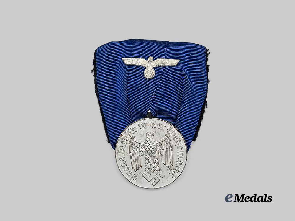 germany,_wehrmacht._a_long_service_award,_i_v_class_for4_years,_on_parade_mount_e_medals__g63901_2