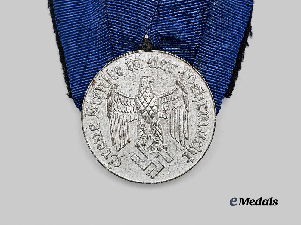 germany,_wehrmacht._a_long_service_award,_i_v_class_for4_years,_on_parade_mount_e_medals__g63901_3