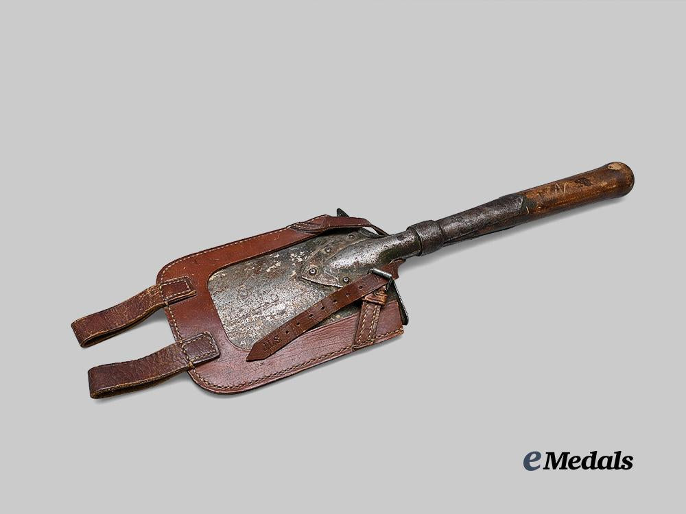 germany,_imperial._a_first_world_war_entrenching_tool,_with_carrier,_c.1916_e_medals__g63925_4