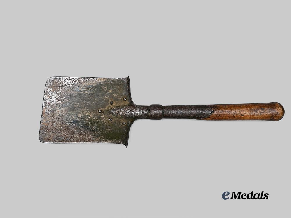 germany,_imperial._a_first_world_war_entrenching_tool,_with_carrier,_c.1916_e_medals__g63925_6