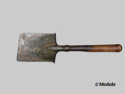 germany,_imperial._a_first_world_war_entrenching_tool,_with_carrier,_c.1916_e_medals__g63925_6