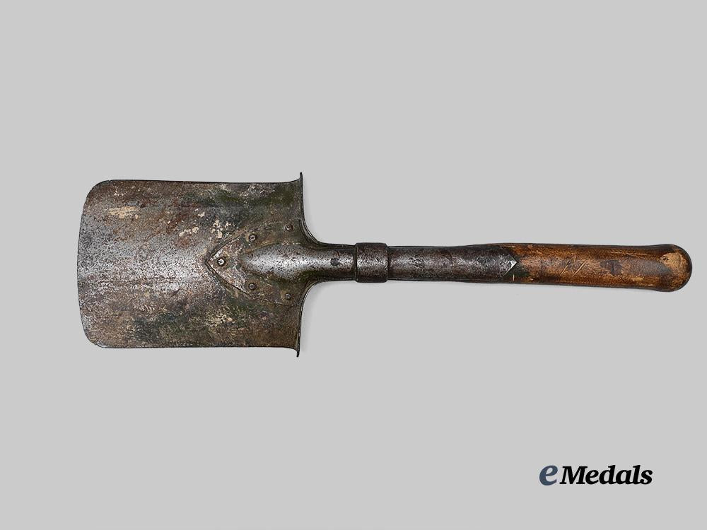 germany,_imperial._a_first_world_war_entrenching_tool,_with_carrier,_c.1916_e_medals__g63925_7