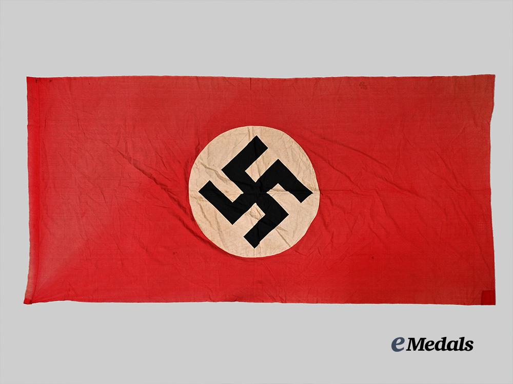 germany,_third_reich._a_large_national_flag_e_medals__g63935_2