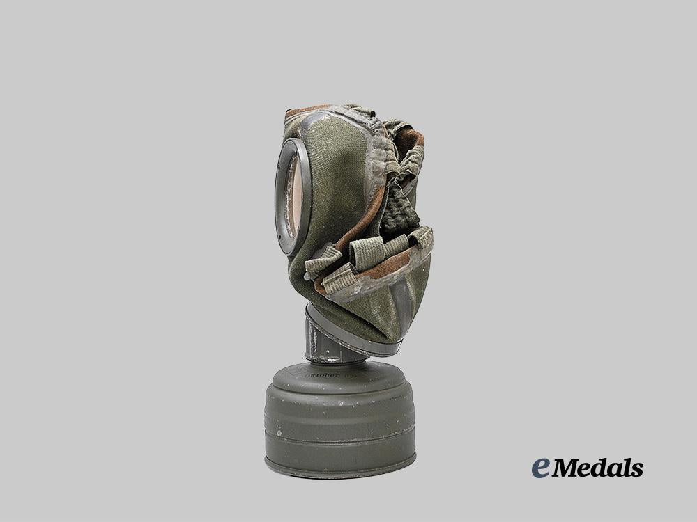 germany,_heer._a_rare_and_unused_tropical_m30_gas_mask,_with_canister,_owner-_attributed_example_e_medals__g63937_6