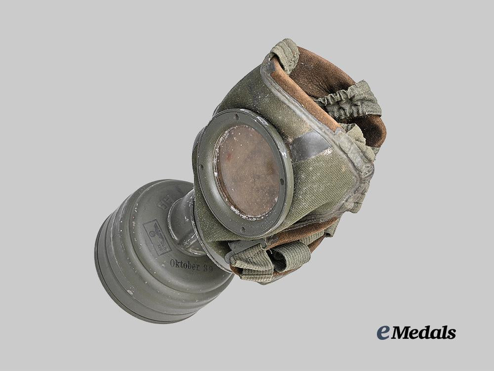 germany,_heer._a_rare_and_unused_tropical_m30_gas_mask,_with_canister,_owner-_attributed_example_e_medals__g63937_7