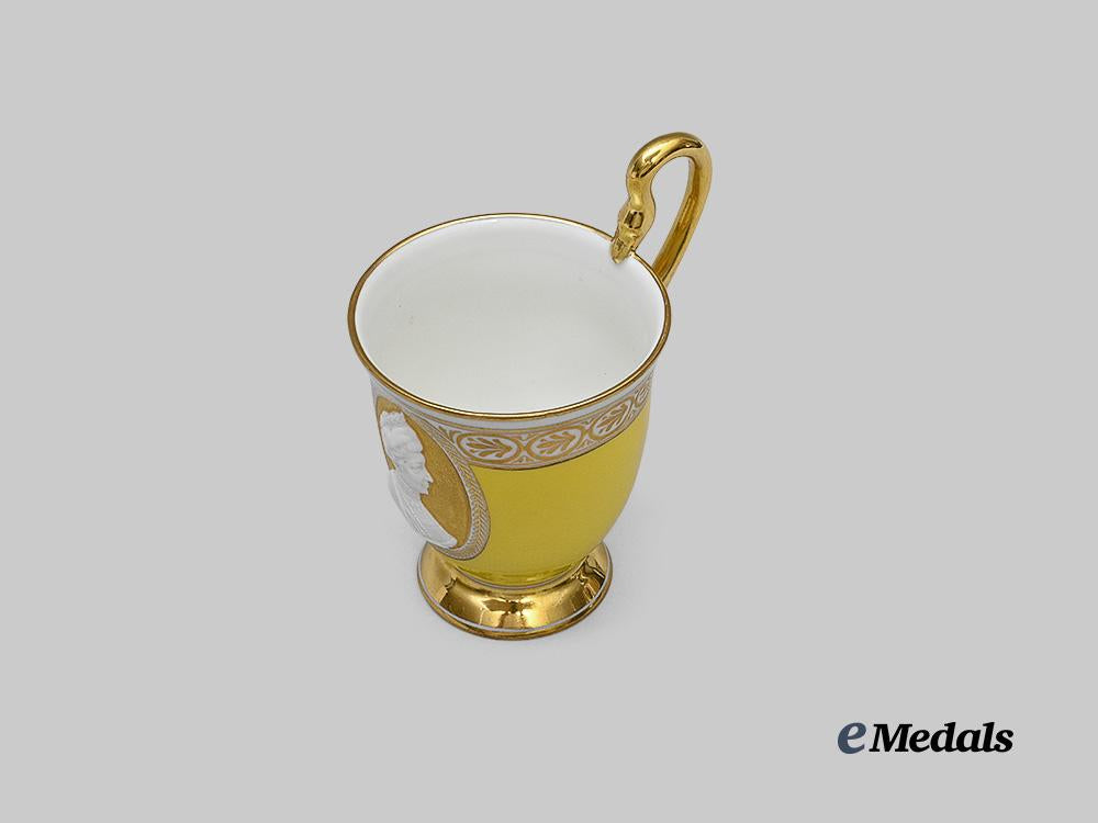 germany,_imperial._a_kaiserin_augusta_victoria_patriotic_cameo_cup_and_saucer,_by_königliche_porzellan-_manufaktur_e_medals__g63941_3