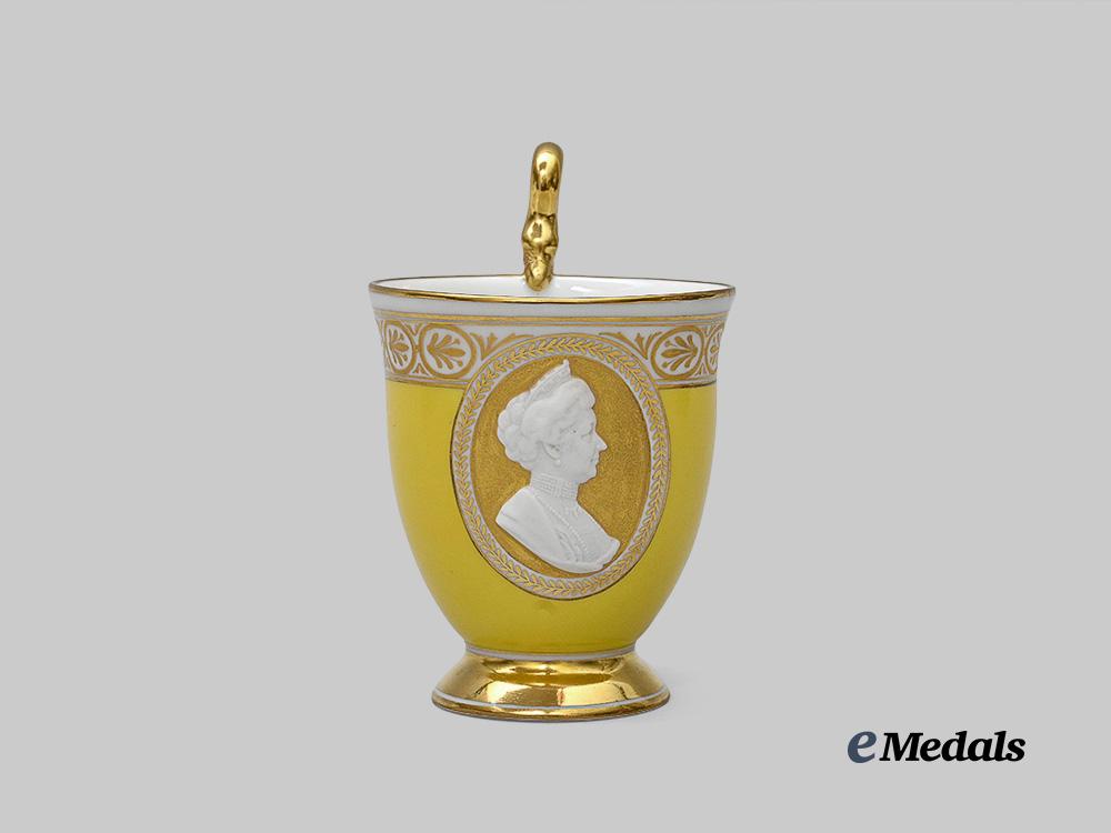 germany,_imperial._a_kaiserin_augusta_victoria_patriotic_cameo_cup_and_saucer,_by_königliche_porzellan-_manufaktur_e_medals__g63941_6