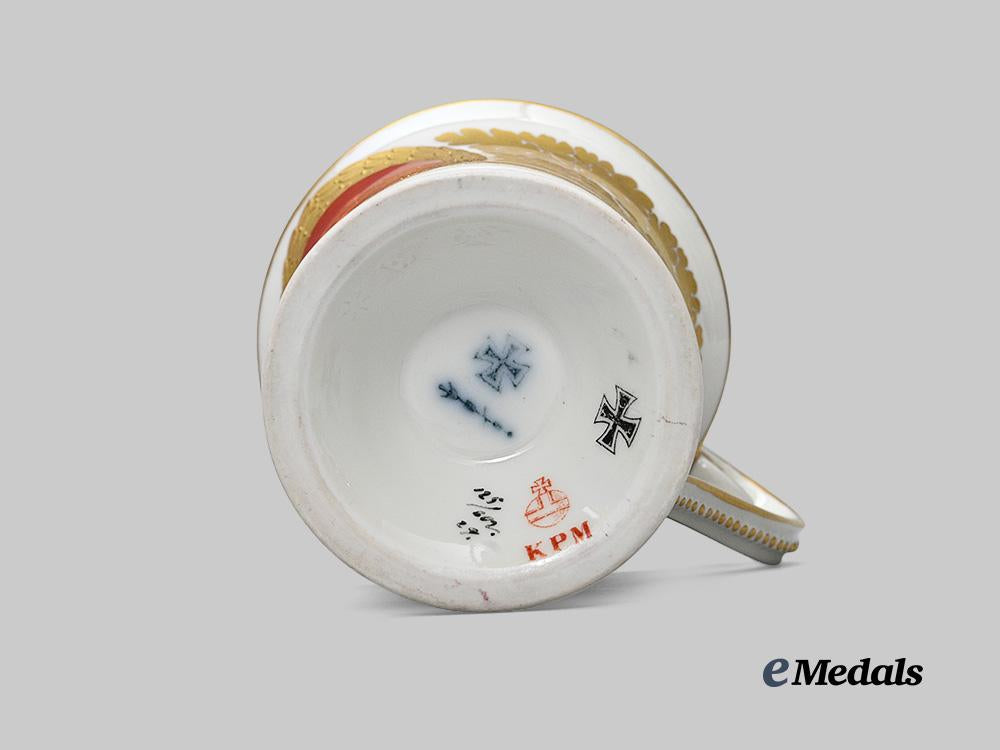 germany,_imperial._a_pair_of_first_world_war_patriotic_cups,_von_hindenburg_and_crown_prince_wilhelm,_by_königliche_porzellan-_manufaktur_e_medals__g63942_17