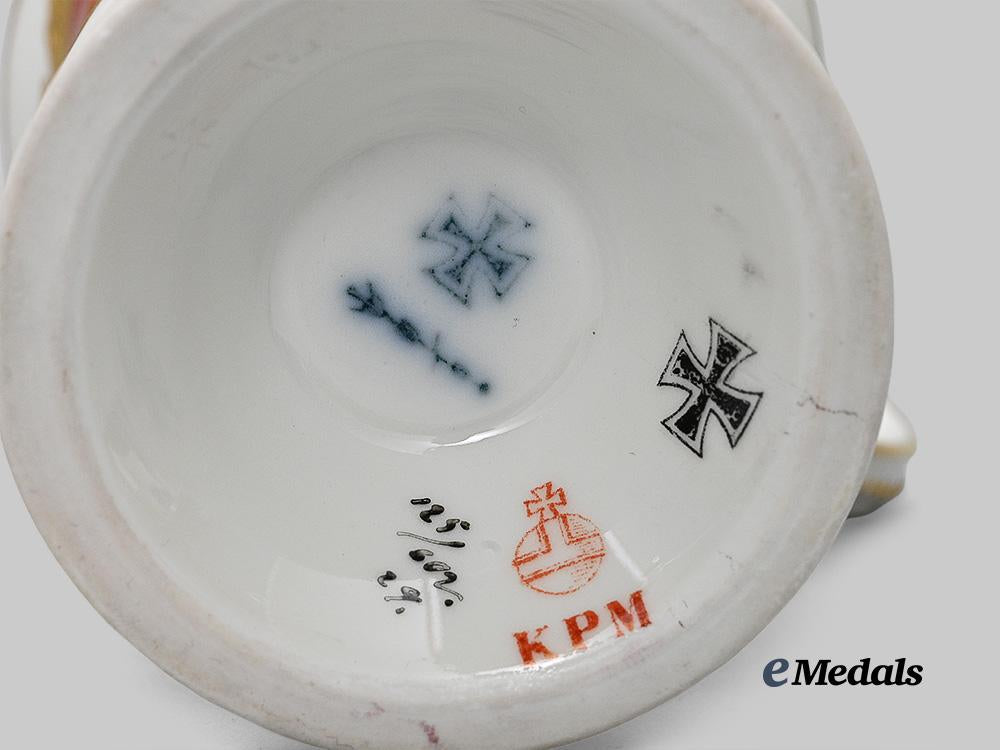 germany,_imperial._a_pair_of_first_world_war_patriotic_cups,_von_hindenburg_and_crown_prince_wilhelm,_by_königliche_porzellan-_manufaktur_e_medals__g63942_18