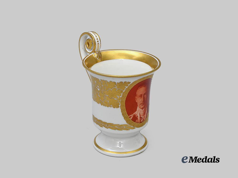 germany,_imperial._a_pair_of_first_world_war_patriotic_cups,_von_hindenburg_and_crown_prince_wilhelm,_by_königliche_porzellan-_manufaktur_e_medals__g63942_2