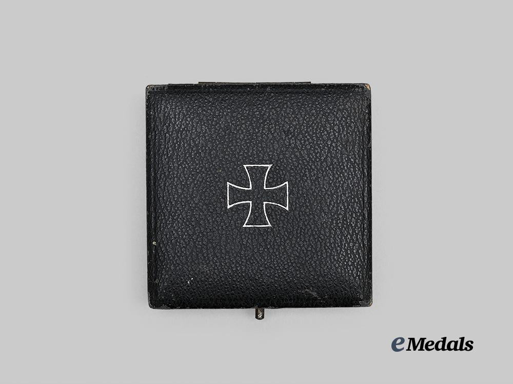 germany,_wehrmacht._a1939_iron_cross_i_class,_with_case,_owner-_attributed_example_by_paul_meybauer_e_medals__g63960_2