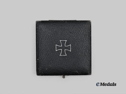 germany,_wehrmacht._a1939_iron_cross_i_class,_with_case,_owner-_attributed_example_by_paul_meybauer_e_medals__g63960_2