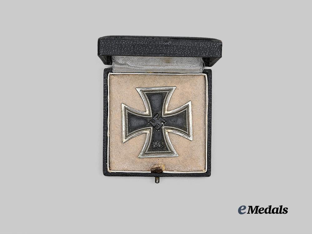 germany,_wehrmacht._a1939_iron_cross_i_class,_with_case,_owner-_attributed_example_by_paul_meybauer_e_medals__g63960_3
