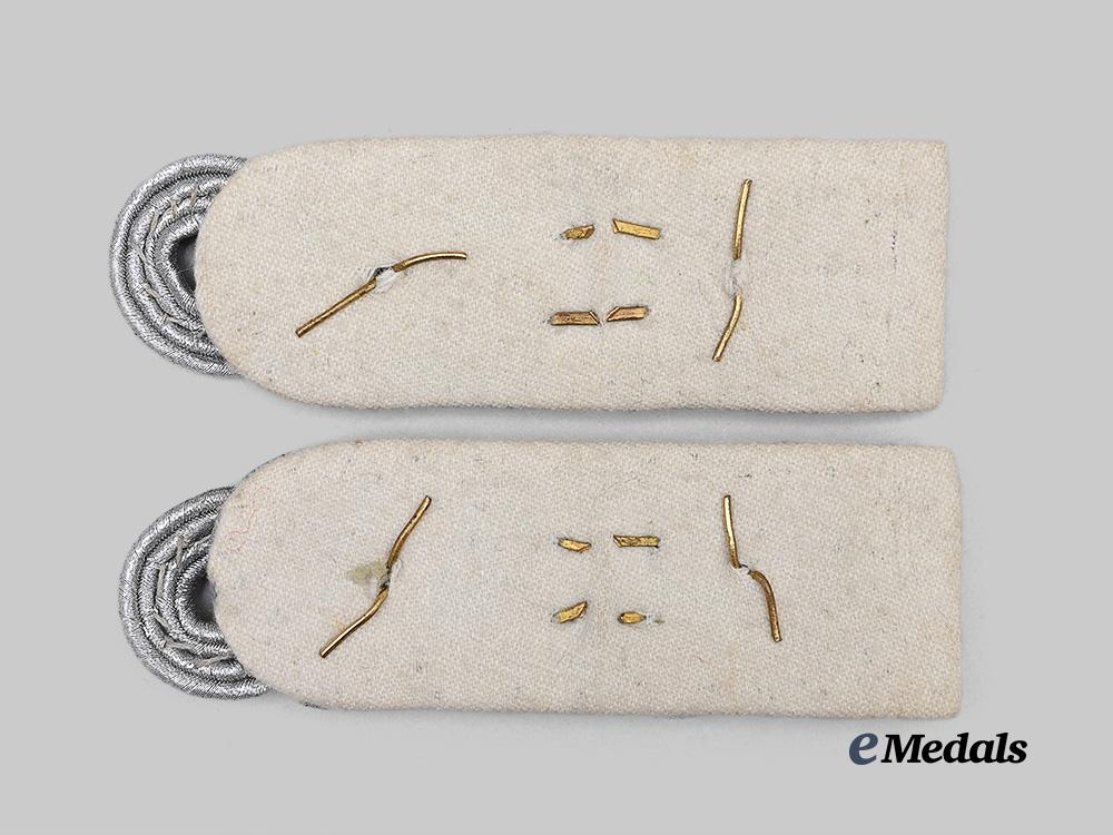 germany,_heer._a_set_of_infanterie-_regiment50_hauptmann_shoulder_boards_e_medals__g63979_2