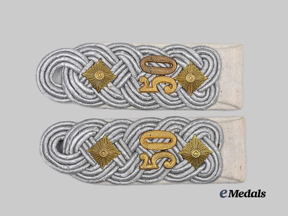germany,_heer._a_set_of_infanterie-_regiment50_hauptmann_shoulder_boards_e_medals__g63979_3