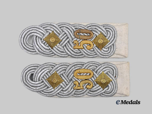 germany,_heer._a_set_of_infanterie-_regiment50_hauptmann_shoulder_boards_e_medals__g63979_3