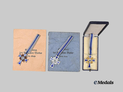 germany,_third_reich._a_lot_of_honour_cross_of_the_german_mother,_all_grades,_with_cases_and_packages_e_medals__g63980_3