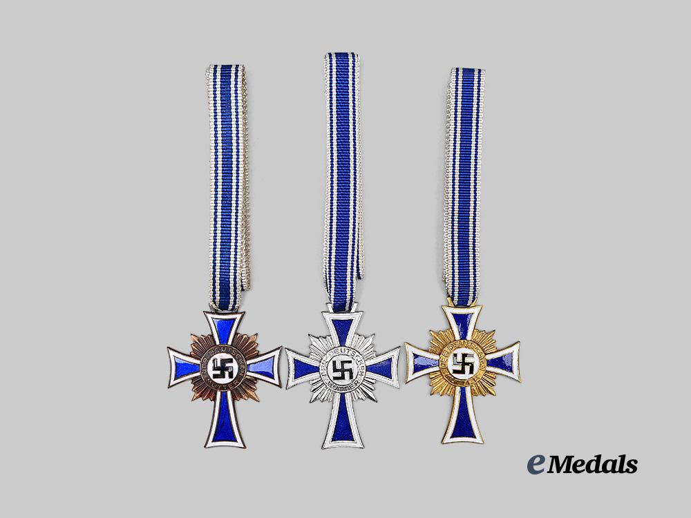 germany,_third_reich._a_lot_of_honour_cross_of_the_german_mother,_all_grades,_with_cases_and_packages_e_medals__g63980_5