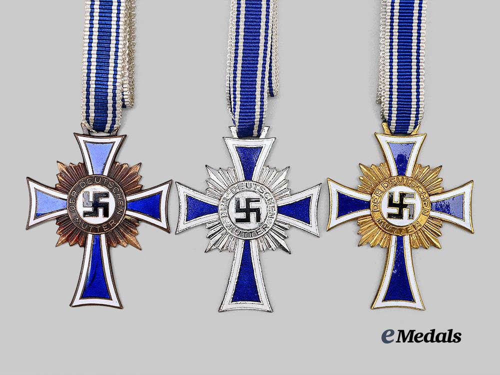germany,_third_reich._a_lot_of_honour_cross_of_the_german_mother,_all_grades,_with_cases_and_packages_e_medals__g63980_6