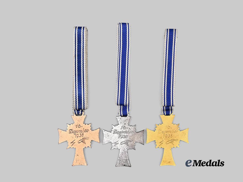 germany,_third_reich._a_lot_of_honour_cross_of_the_german_mother,_all_grades,_with_cases_and_packages_e_medals__g63980_7